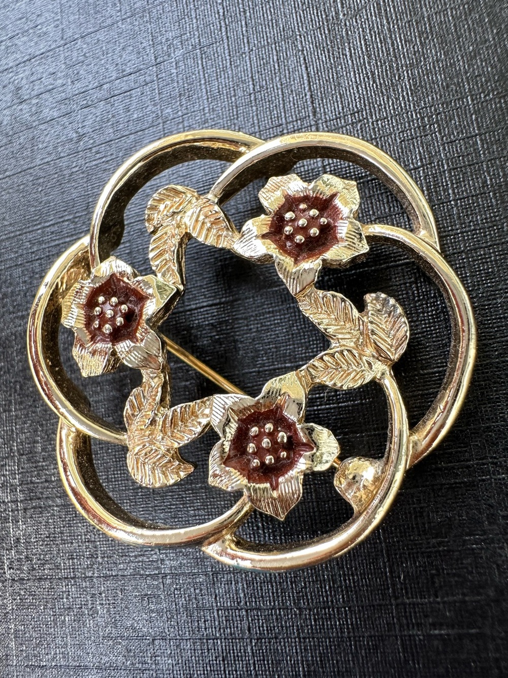 VINTAGE SARAH COVENTRY GOLD TONE WREATH FLOWER BROOCH
